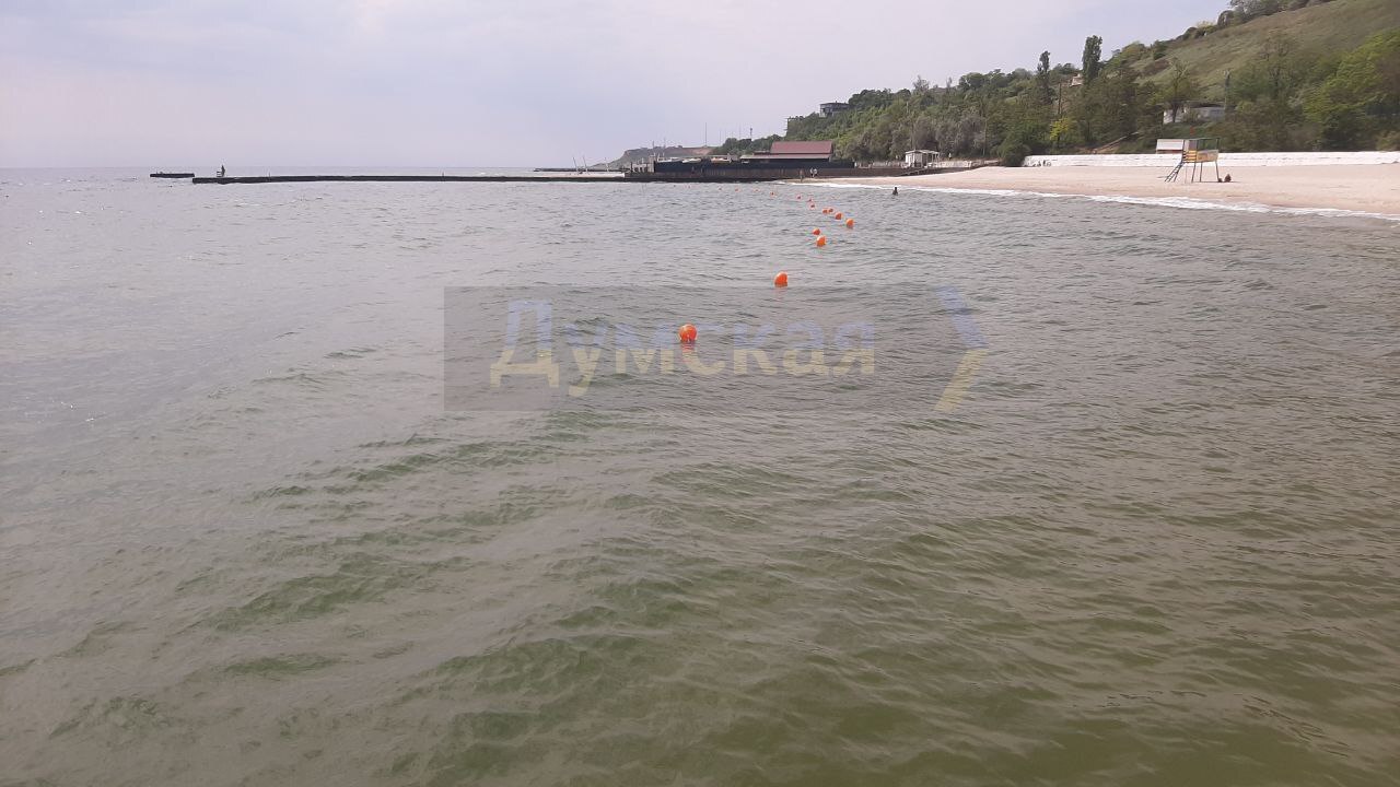 В Одессе пляжный сезон? В сети показали фото с буйками на море